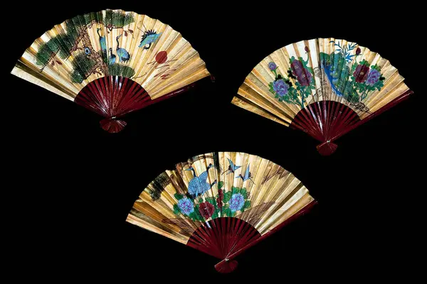 Siyah arka planda üç geleneksel Japon el pervanesi