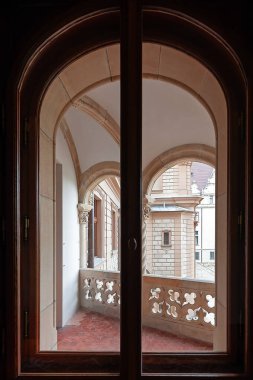 Polonya 'daki penceresinden bakıldığında Moszna kalesi cephesi