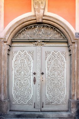 Polonya 'da bir evin eski süs kapısı.