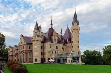Polonya 'da bitişik serası olan Moszna Kalesi