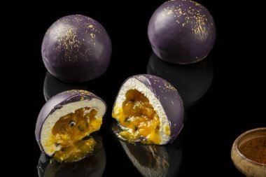 Tutkulu meyveli pasta: Zencefilli beyaz çikolata kreması, acı soslu tutku meyvesi, zencefil şekeri, vücut - çikolata