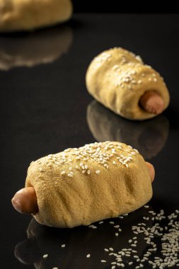 Pasta sosisli sandviçe benziyor. Vücut pastası: üç çeşit çikolata, susamlı pralin, kakao tozlu jöle, tuzlu karamel, çıtır çikolata tabakası.