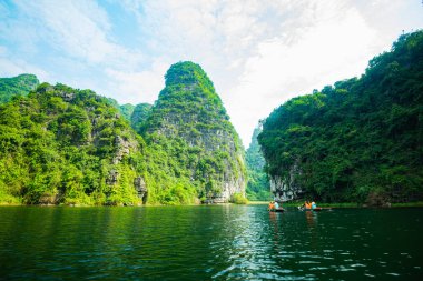 Ninh Binh 'de turist sandalları tabelasına gidiyor.