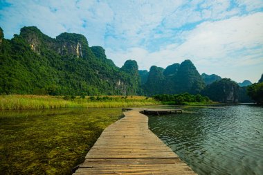 Trang An 'daki göle tahta köprü, Ninh Binh, Vietnam