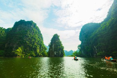 Ninh Binh 'de turist sandalları tabelasına gidiyor.