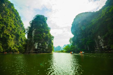 Turist sandalları tabelayı görmek için