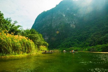 Ninh Binh 'de turist sandalları tabelasına gidiyor.