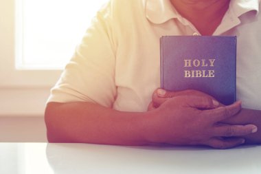 İncil 'de dua eden elleri olan kadın. Hıristiyan konsepti.