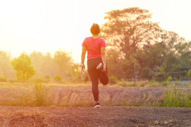 Fitness antrenmanından önce kadın egzersizi. Kadınlar ısınıyor