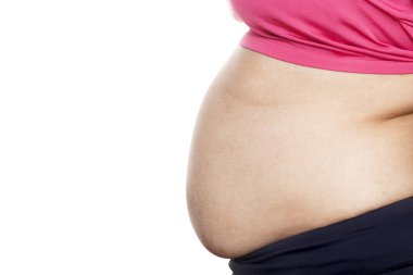 Karnı aşırı yağlı bir kadın beyaz arka planda izole edilmiş
