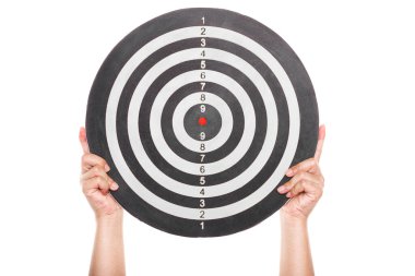 Beyaz arkaplanda izole edilmiş bir dart tahtası tutan el.