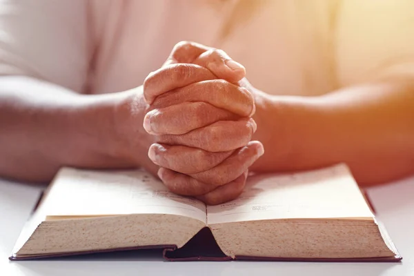 Руки Біблійними Молитвами Християнська Концепція — стокове фото