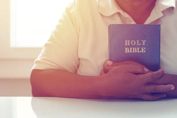 Manos Mujer Con Biblia Rezando Concepto Cristiano — Foto de Stock