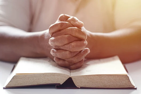 Ncil Dua Eden Elleri Olan Kadın Hıristiyan Konsepti — Stok fotoğraf