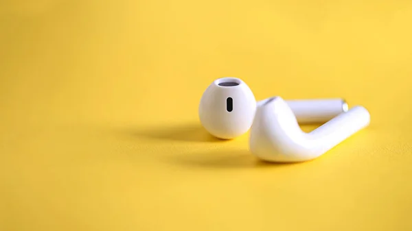 Weiße Kopfhörer Drahtlose Kopfhörer Auf Gelbem Hintergrund — Stockfoto