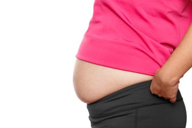 Karnı aşırı yağlı bir kadın beyaz arka planda izole edilmiş