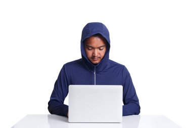 Mavi kapüşonlu bilgisayar korsanı beyaz arka planda izole edilmiş bir laptop kullanıyor. Siber güvenlik ve veri koruması kavramı