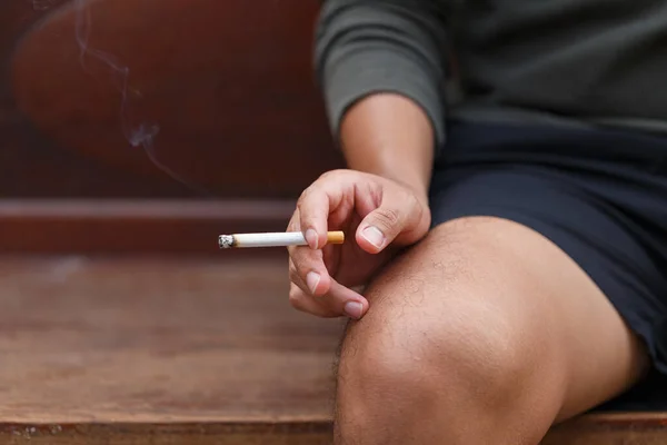 Uomo Che Fuma Una Sigaretta Mano — Foto Stock