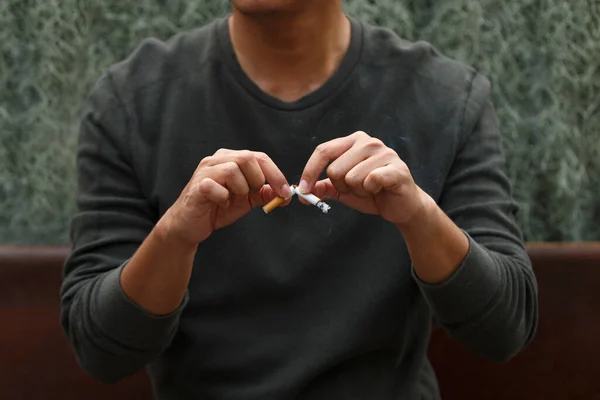 Elinde Kırık Sigara Tutan Bir Adam Sigara Içmeyi Bırak Sigara — Stok fotoğraf