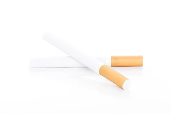 在白色背景 带滤嘴的卷烟纸上的香烟闭合 — 图库照片