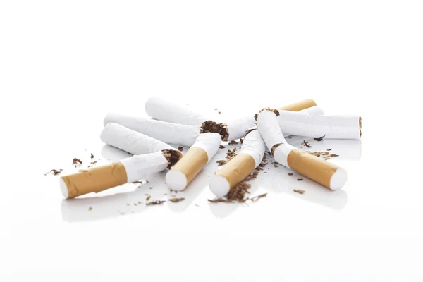 Cigarrillo Roto Sobre Fondo Blanco —  Fotos de Stock