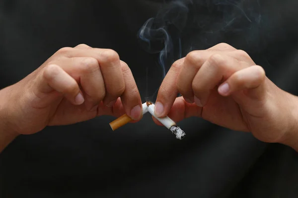 Een Man Met Een Gebroken Sigaret Zijn Handen Stop Met — Stockfoto