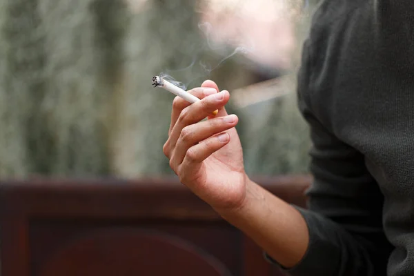 Hombre Sosteniendo Fumar Cigarrillo Mano —  Fotos de Stock