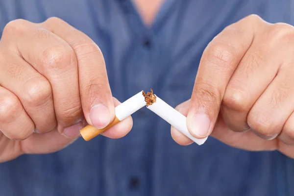 Uomo Che Tiene Mano Una Sigaretta Rotta Smettila Fumare Sigarette — Foto Stock