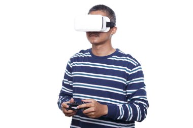 Beyaz arka planda izole edilmiş joystick konsollu sanal gerçeklik gözlüğü takan bir adam. Sanal gerçeklik kulaklığıyla video oyunu oynayan adam