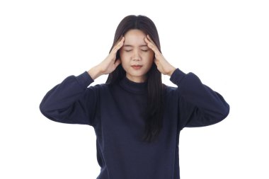 Genç güzel kadın baş ağrısı beyaz arka plan üzerinde izole vardır