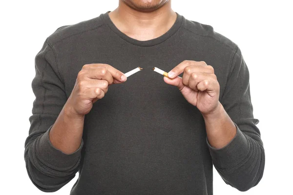手里拿着破香烟的人 停止吸烟的概念 禁止吸烟运动概念 — 图库照片