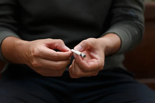Egy Férfi Aki Törött Cigarettát Tart Kezében Hagyd Abba Cigizést — Stock Fotó