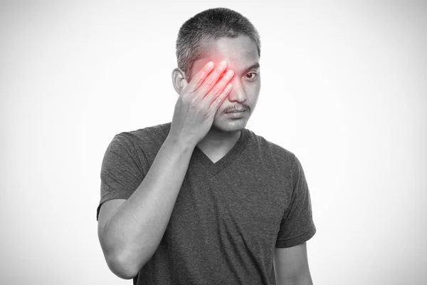 Hombre Que Sufre Dolor Ocular Fuerte Aislado Sobre Fondo Gris —  Fotos de Stock