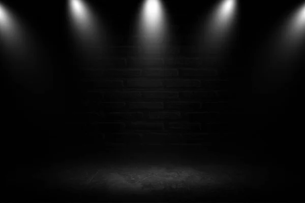 Sahne ışıkları olan bir ürün gösterisi. Siyah stüdyo arka planı. Ürün gösterimi için montaj olarak kullan