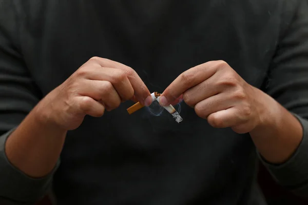 Homem Com Cigarro Partido Nas Mãos Pare Fumar Cigarro Conceito — Fotografia de Stock