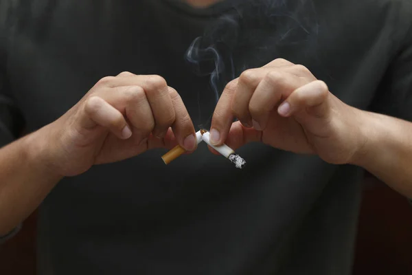 Mannen Som Håller Trasig Cigarett Händerna Sluta Röka Cigaretter Begreppet — Stockfoto