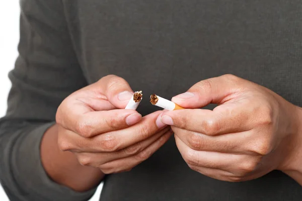 手里拿着破香烟的人 停止吸烟的概念 禁止吸烟运动概念 — 图库照片