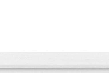 Beyaz arkaplanda boş tahta masa üstü, ürün gösterimi için şablon oluşturun