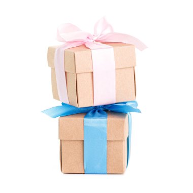 hediye kutusu beyaz arkaplanda izole edildi