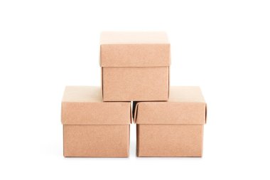 Kahverengi karton kutu beyaz arkaplanda izole