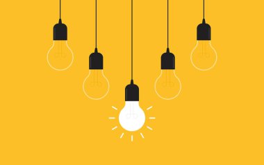 Sarı arka planda parlayan ampulleri asmak. Fikir kavramı