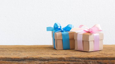 Ahşap arka planda kahverengi hediye kutusu