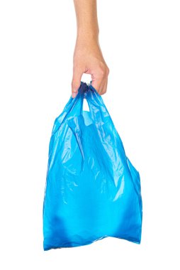 El ele tutuşan mavi plastik çanta beyaz arka planda izole edilmiş, kırpma