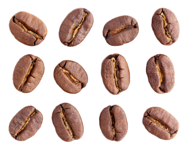 Beyaz arka planda izole kahve çekirdekleri 