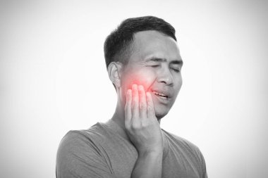 Güçlü diş ağrısı çeken bir adam. Beyaz arka planda izole edilmiş. Sağlık ve sağlık sorunları kavramı