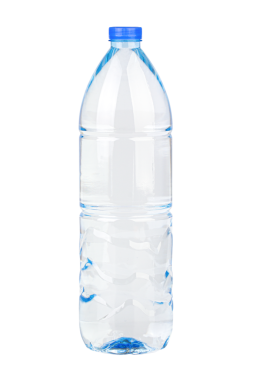 Beyaz arka planda izole edilmiş plastik su şişesi.