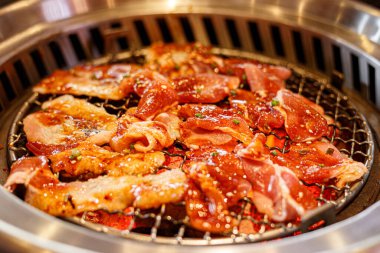 Kömür ocağında ızgara domuz eti. Kore barbeküsü ya da Yakiniku tarzı..