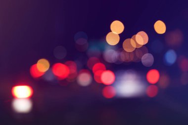 Soyut odaklanmış bokeh ışıkları arkaplanı. Gece kenti sokağı