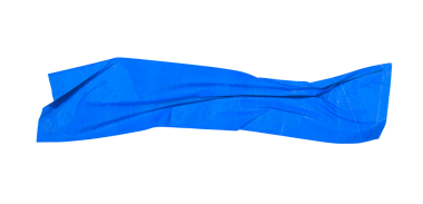 Kırışmış ya da buruşmuş mavi yapıştırıcı bant beyaz arkaplanda izole edilmiş.