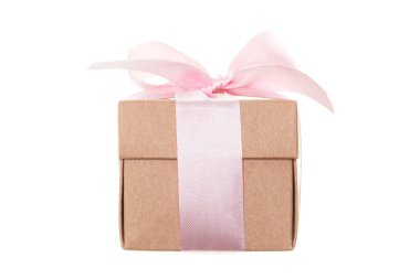 hediye kutusu beyaz arkaplanda izole edildi